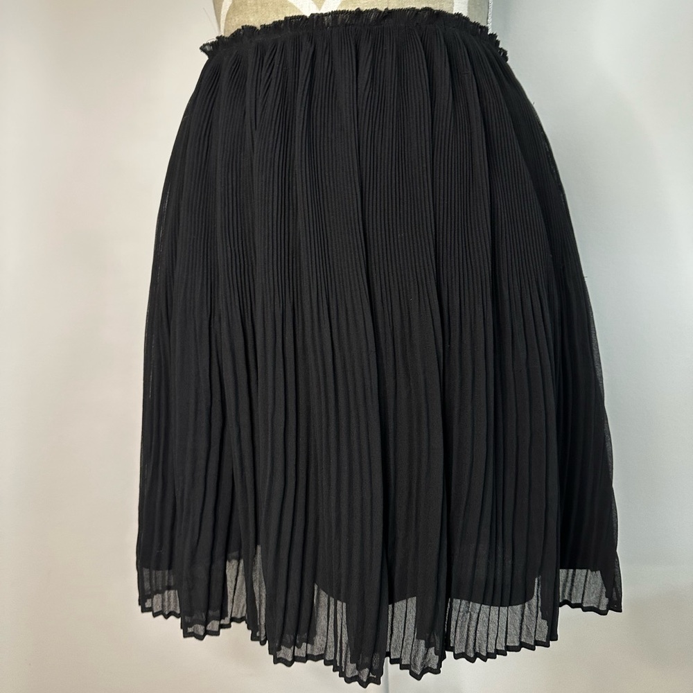 Beautiful black skirt with an amazing pleated fabric brand new